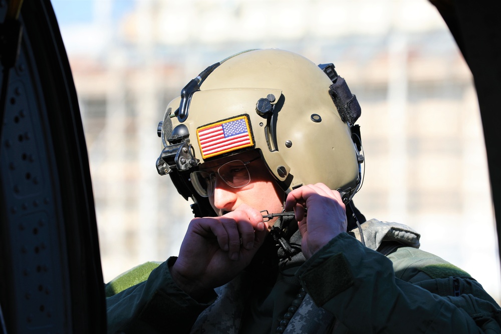 U.S. Army Aviation Battalion-Japan conducts deck landing qualifications with USS Benfold (DDG-65)