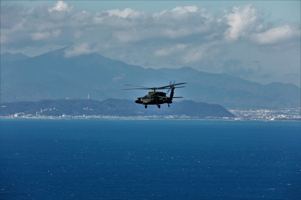 U.S. Army Aviation Battalion-Japan conducts deck landing qualifications with USS Benfold (DDG-65)