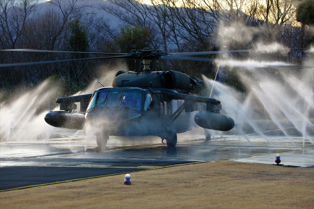 U.S. Army Aviation Battalion-Japan conducts deck landing qualifications with USS Benfold (DDG-65)