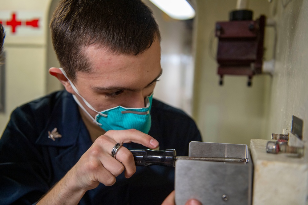 Laboon Conducts Training with CSG2 off the Coast of Virginia