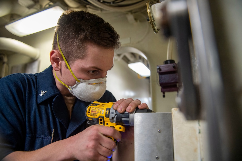 Laboon Conducts Training with CSG2 off the Coast of Virginia