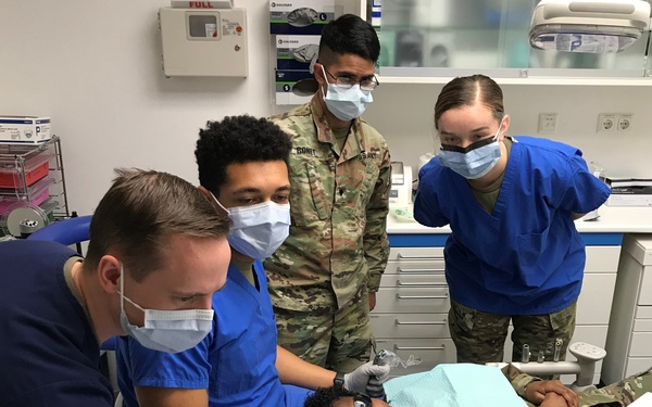 Army dentist trains his Soldiers on CAD/CAM technology
