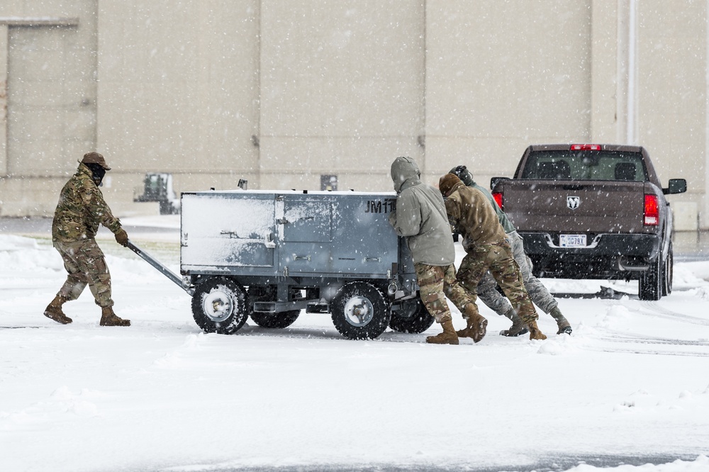 Maintenance Airmen push Dover through nor’easter