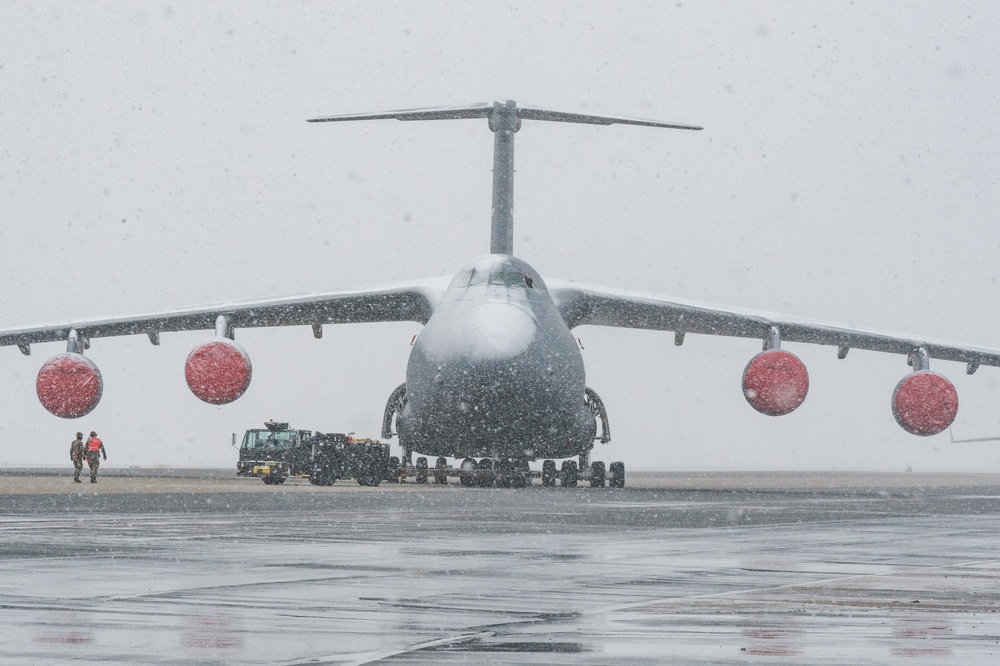 Maintenance Airmen push Dover through nor’easter