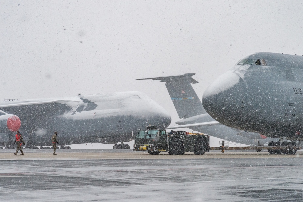 Maintenance Airmen push Dover through nor’easter