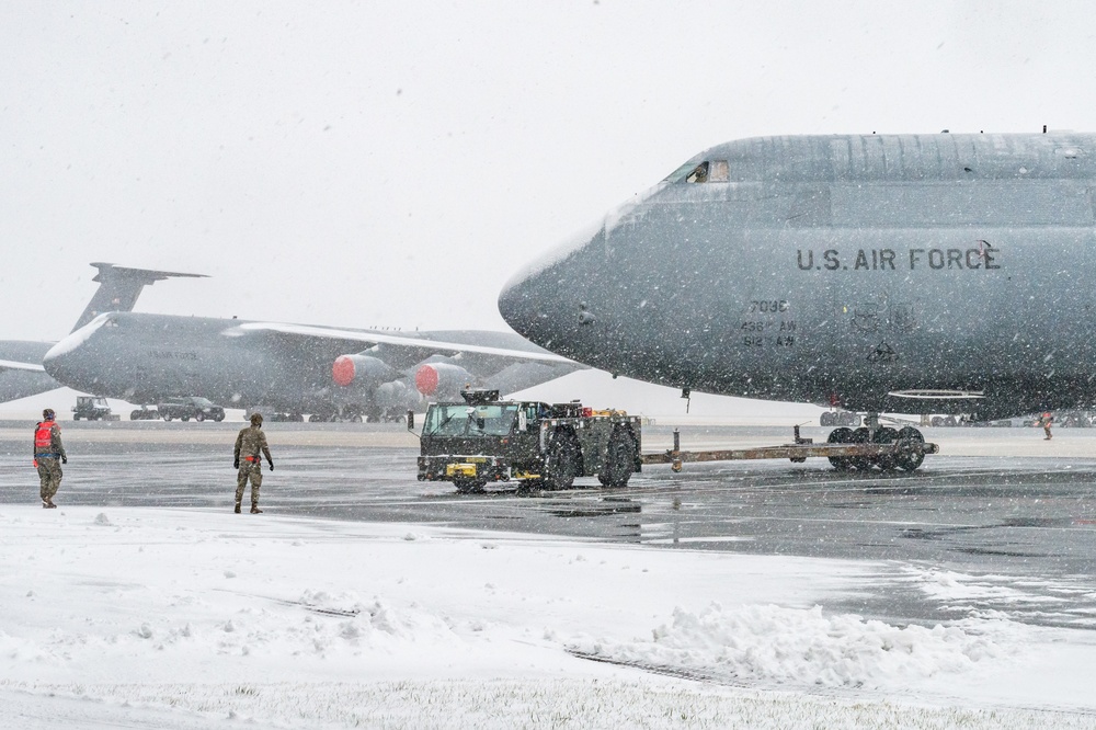 Maintenance Airmen push Dover through nor’easter