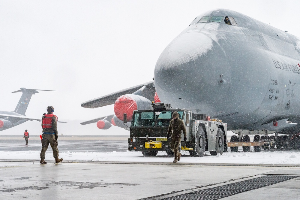 Maintenance Airmen push Dover through nor’easter