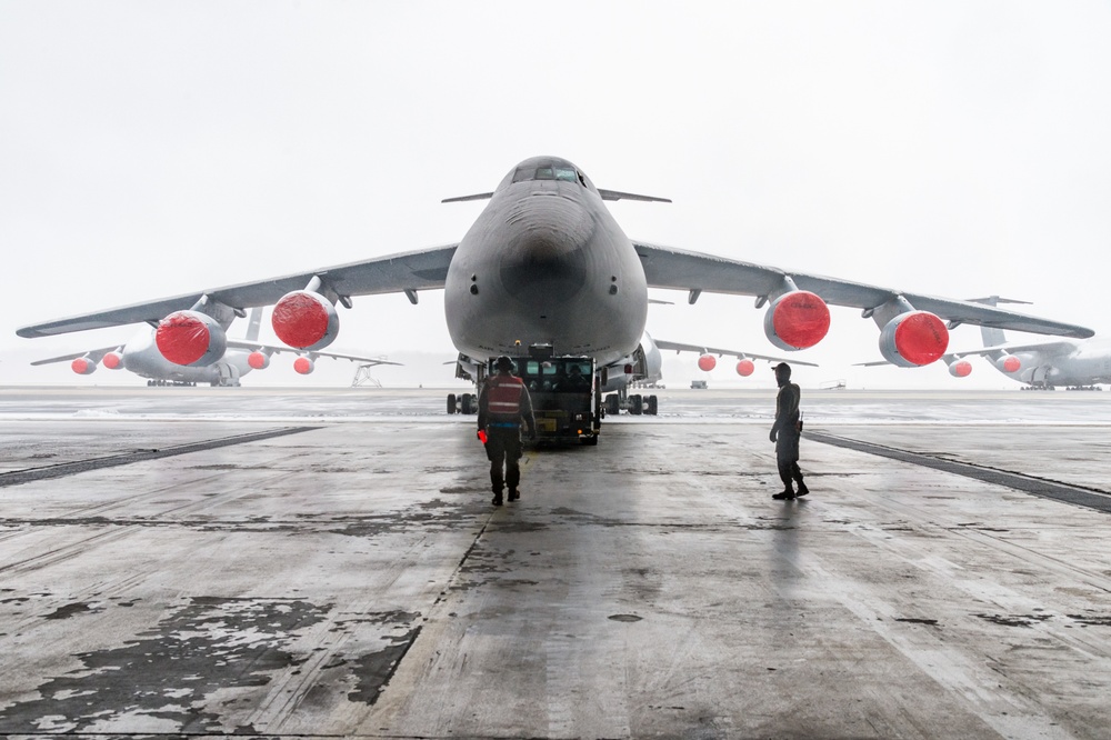 Maintenance Airmen push Dover through nor’easter