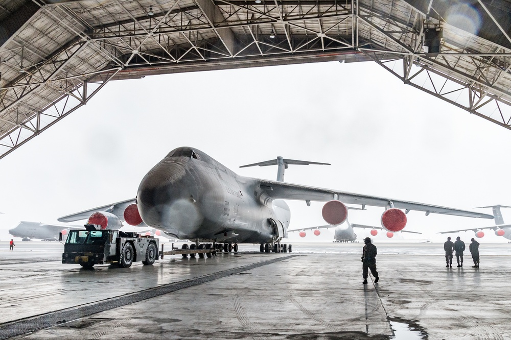 Maintenance Airmen push Dover through nor’easter