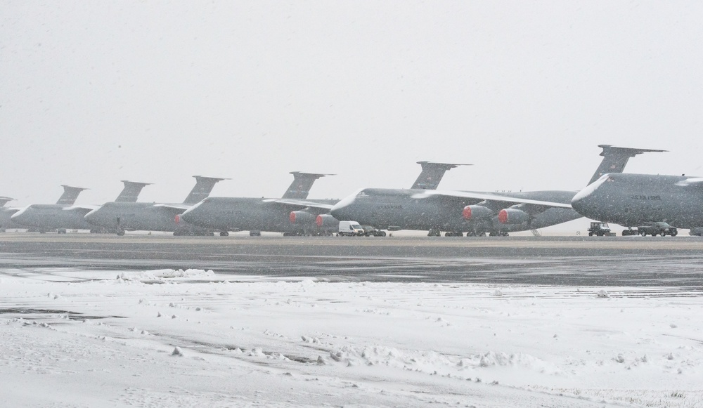 Maintenance Airmen push Dover through nor’easter