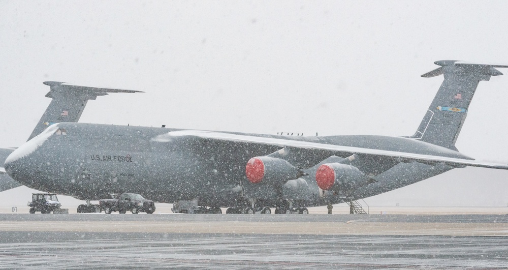 Maintenance Airmen push Dover through nor’easter