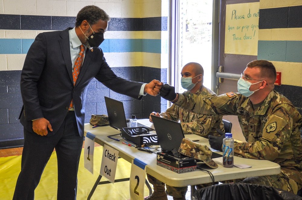 Rep. Steven Horsford visits with Joint Task Force 17 Soldiers