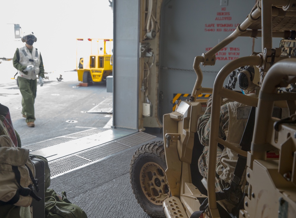 31st MEU loads MRZR onto Osprey