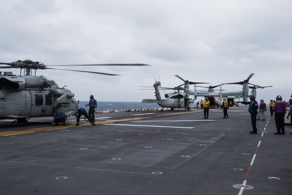 31st MEU loads MRZR onto Osprey