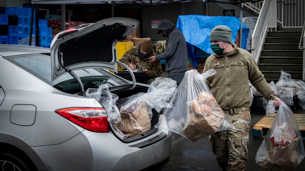 Washington National Guard soldier package and distribute food to local communities