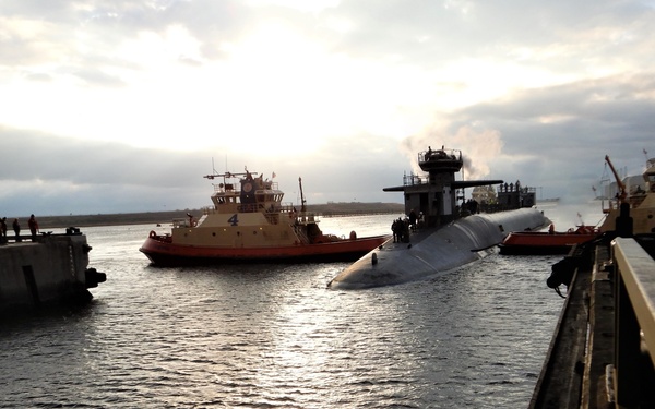 USS Tennessee (SSBN 734) enters the Trident Refit Facility, Kings Bay Dry Dock
