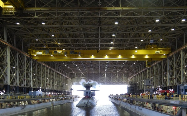 USS Tennessee (SSBN 734) enters the Trident Refit Facility, Kings Bay Dry Dock
