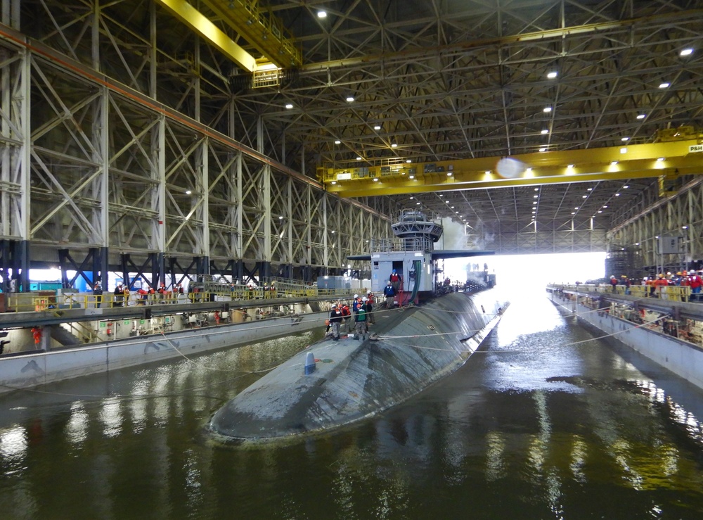 USS Tennessee (SSBN 734) enters the Trident Refit Facility, Kings Bay Dry Dock
