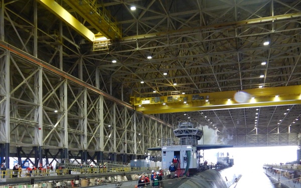 USS Tennessee (SSBN 734) enters the Trident Refit Facility, Kings Bay Dry Dock