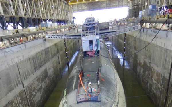 USS Tennessee (SSBN 734) enters the Trident Refit Facility, Kings Bay Dry Dock