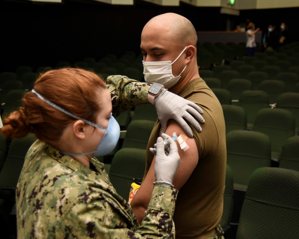 Sailors on USS Green Bay (LPD 20) receives COVID vaccine