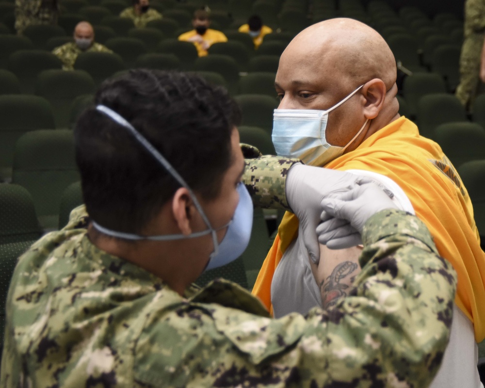 USS Chief (MCM 14) receives COVID vaccine