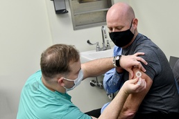 Fort Campbell garrison leaders set example by getting vaccine