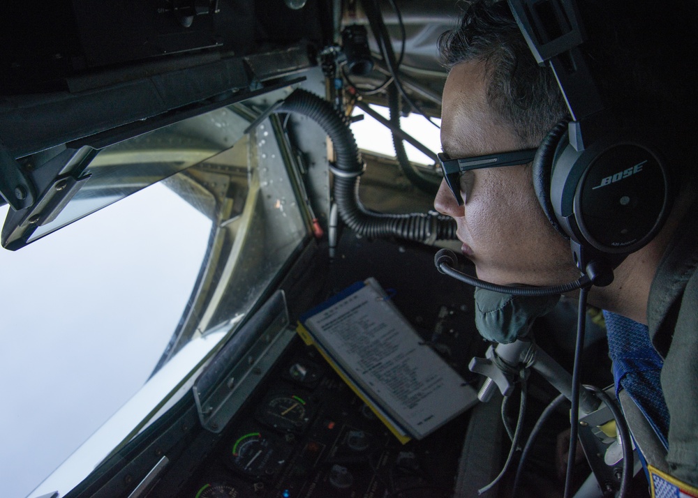 ARW Refuels B-1 Lancer