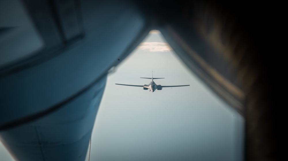 6 ARW refuels B-1B Lancer