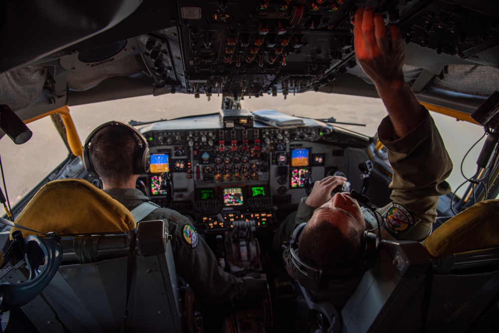 6 ARW refuels B-1B Lancer