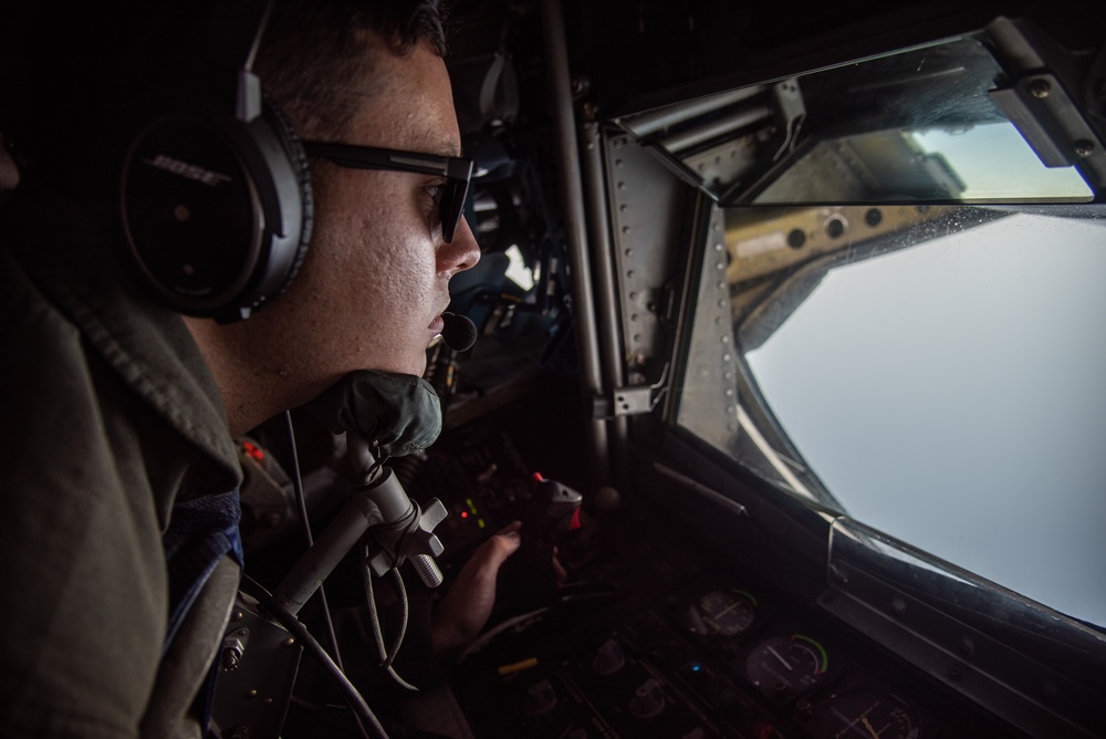 6 ARW refuels B-1B Lancer