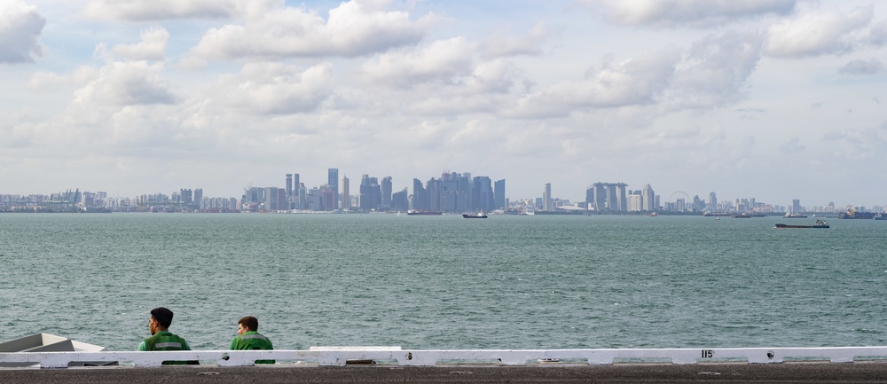 Nimitz Conducts Rowing Competition