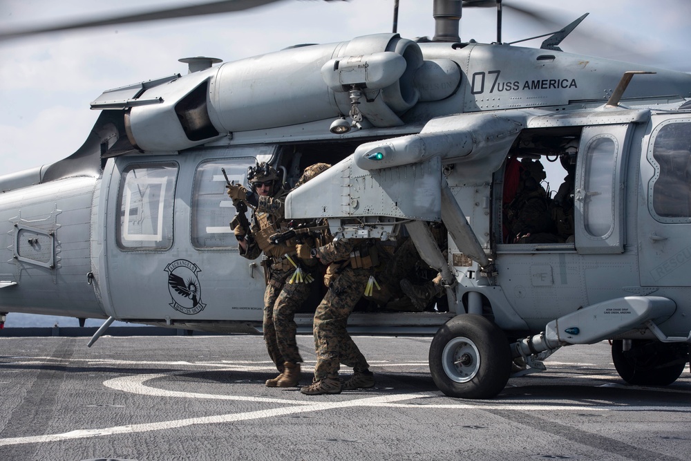 Recon rehearses VBSS aboard USS Ashland