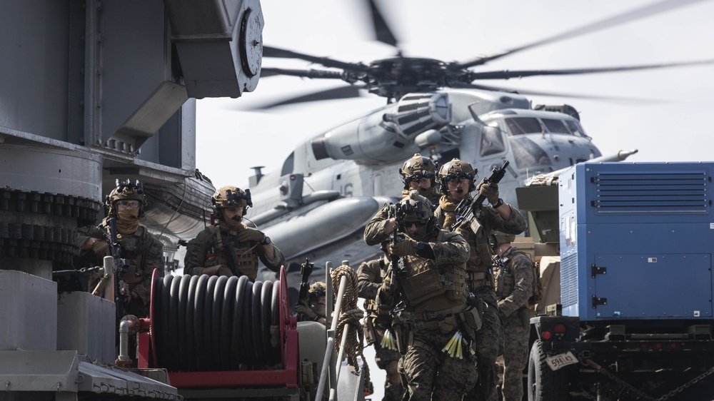 Recon rehearses VBSS aboard USS Ashland