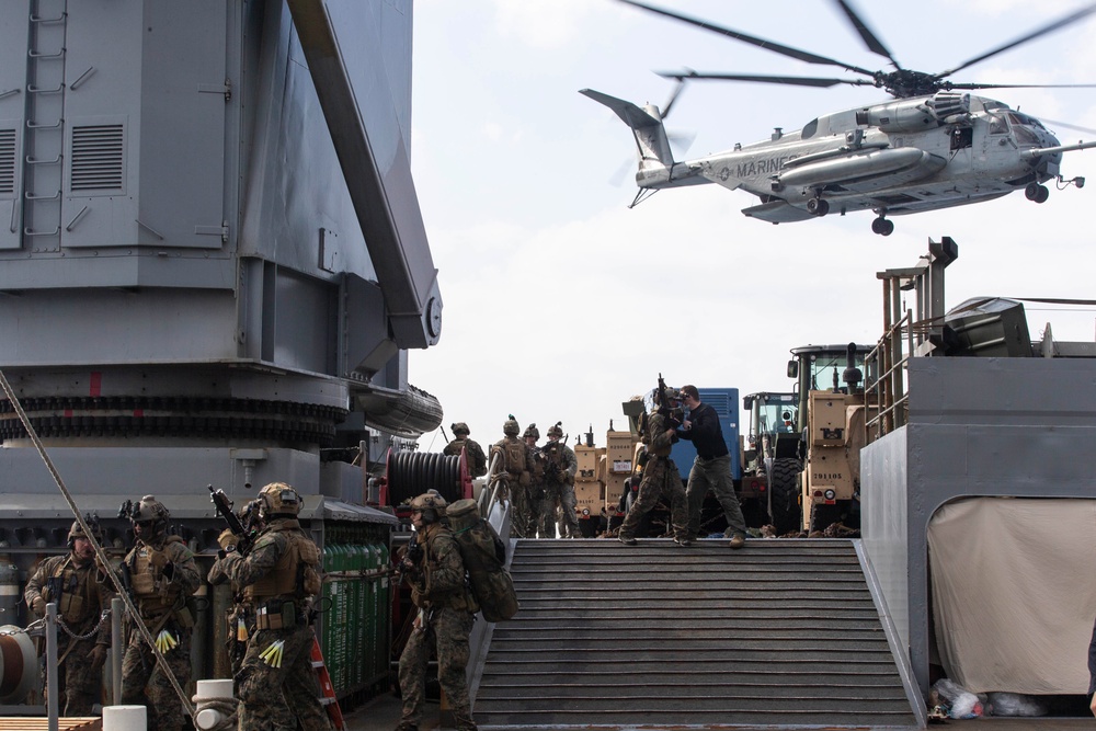 Recon rehearses VBSS aboard USS Ashland