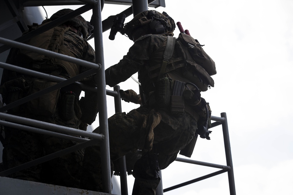 Recon rehearses VBSS aboard USS Ashland