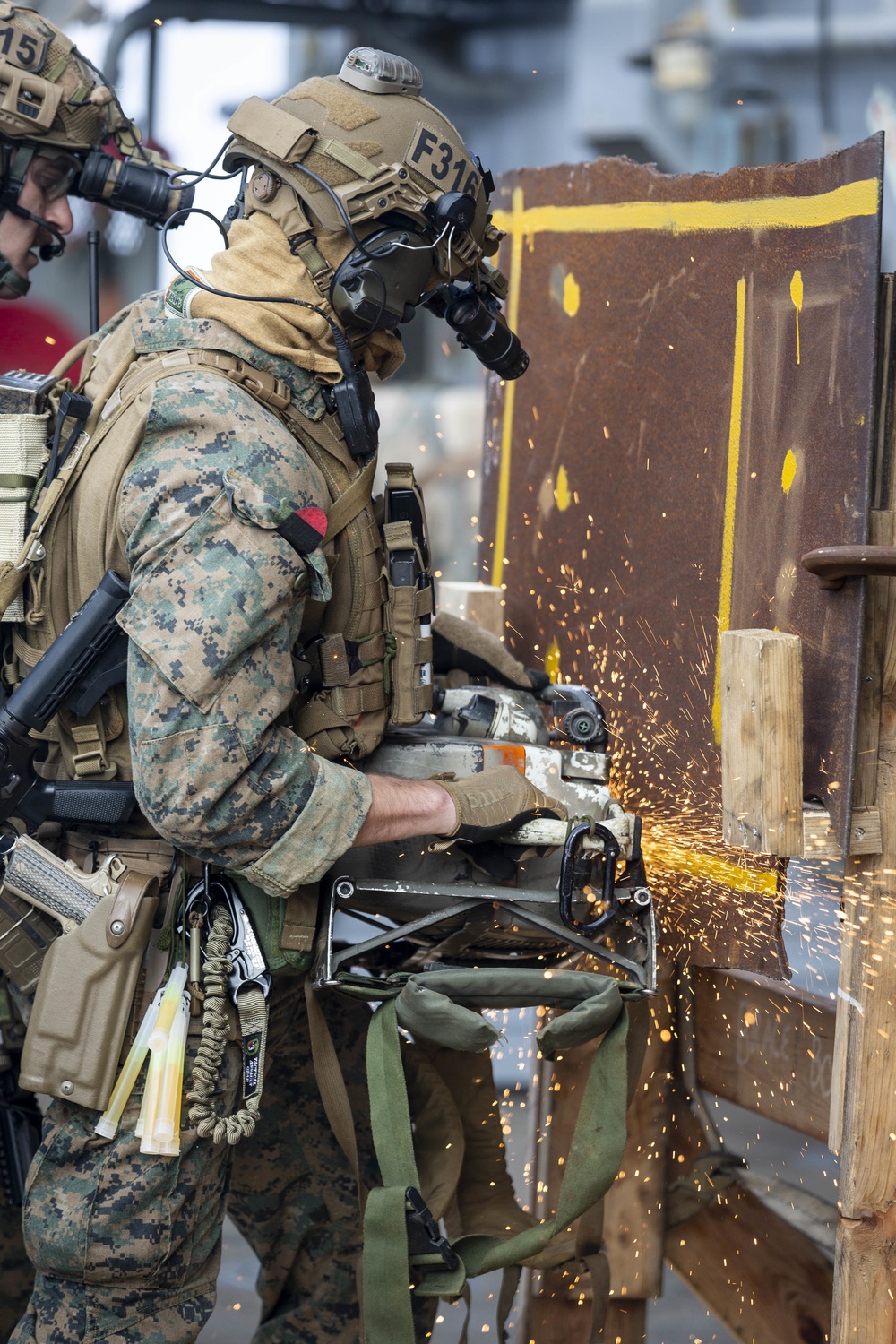 Recon rehearses VBSS aboard USS Ashland