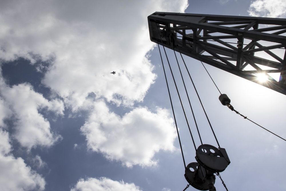 Recon rehearses VBSS aboard USS Ashland