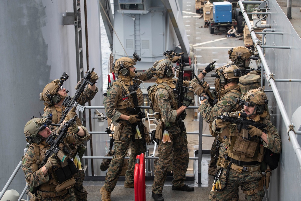 Recon rehearses VBSS aboard USS Ashland