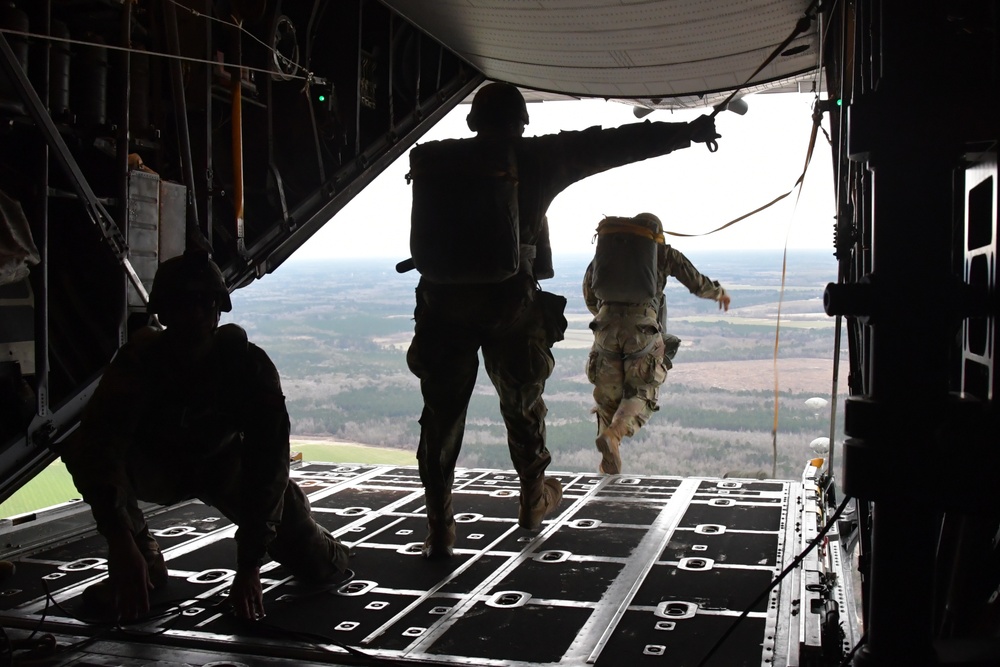 94th Airlift Wing Assists in U.S. Army Reserve Paratrooper Exercise