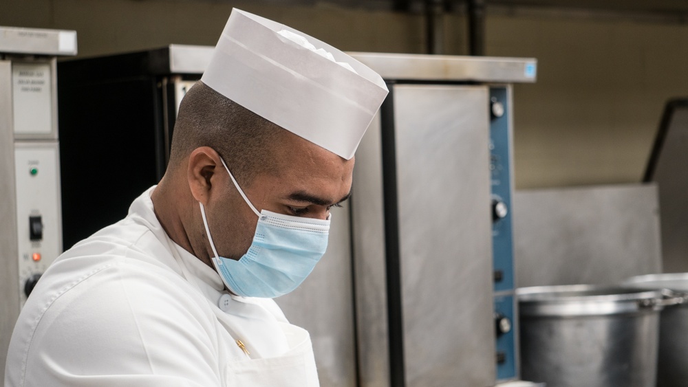 3CR Soldiers prepare meals at Ft Hood