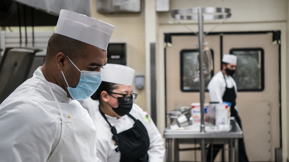 3CR Soldiers prepare meals at Ft Hood