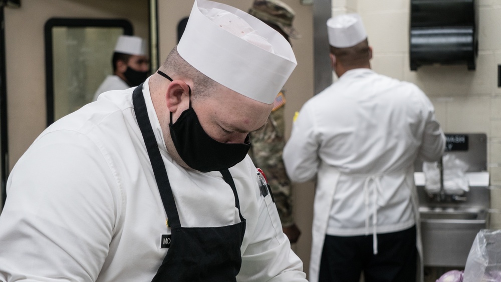 3CR Soldiers prepare meals at Ft Hood