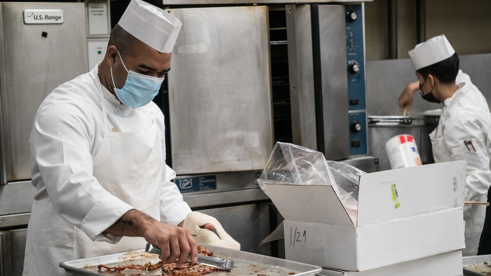 3CR Soldiers prepare meals at Ft Hood