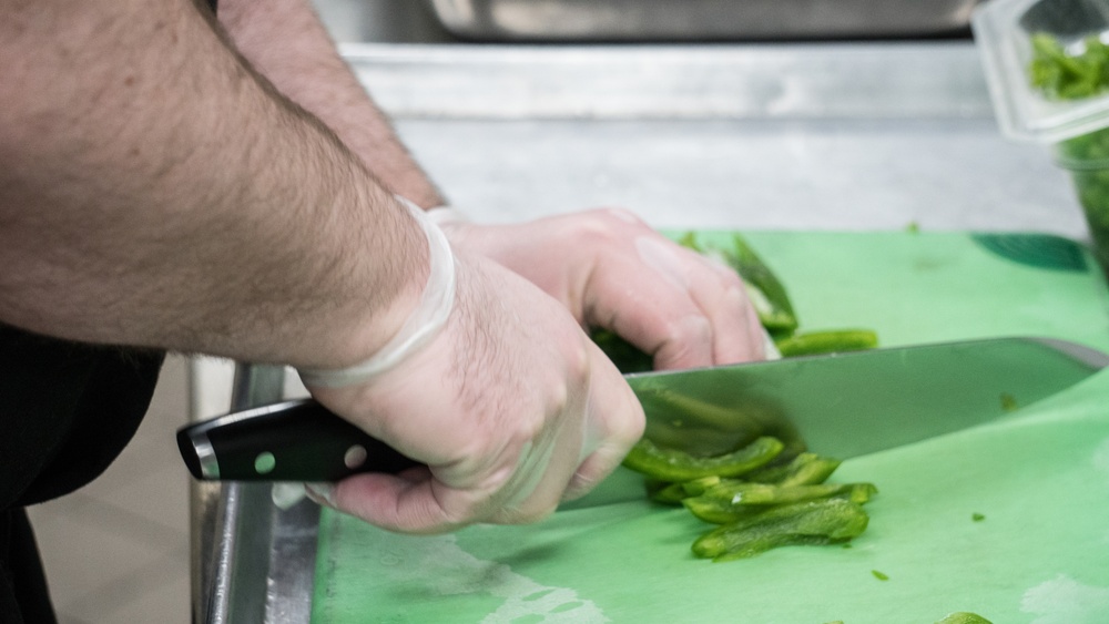 3CR Soldiers prepare meals at Ft Hood