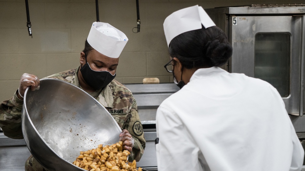 3CR Soldiers prepare meals at Ft Hood