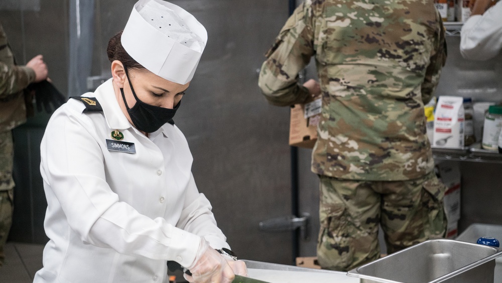 3CR Soldiers prepare meals at Ft Hood