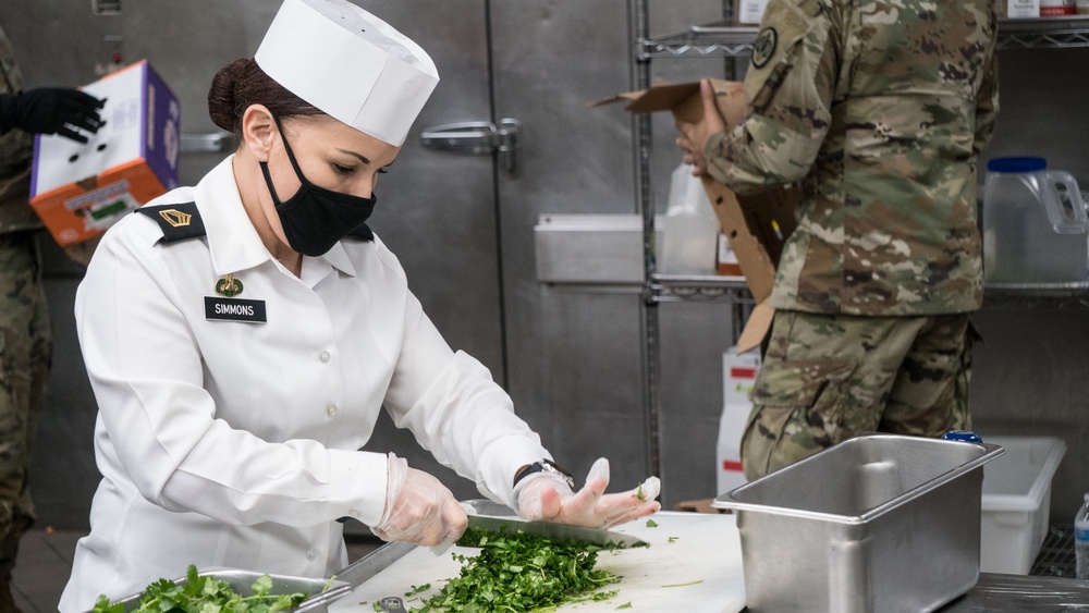 3CR Soldiers prepare meals at Ft Hood