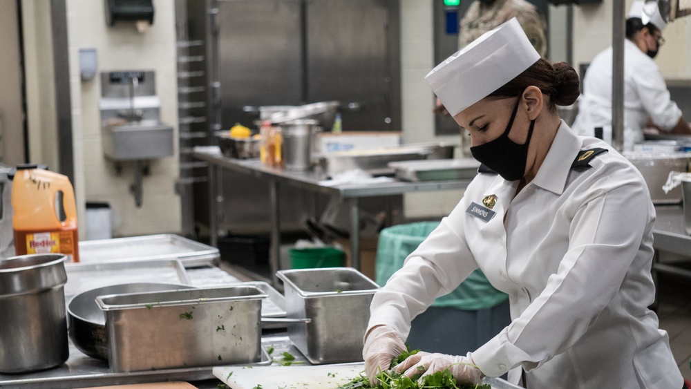 3CR Soldiers prepare meals at Ft Hood