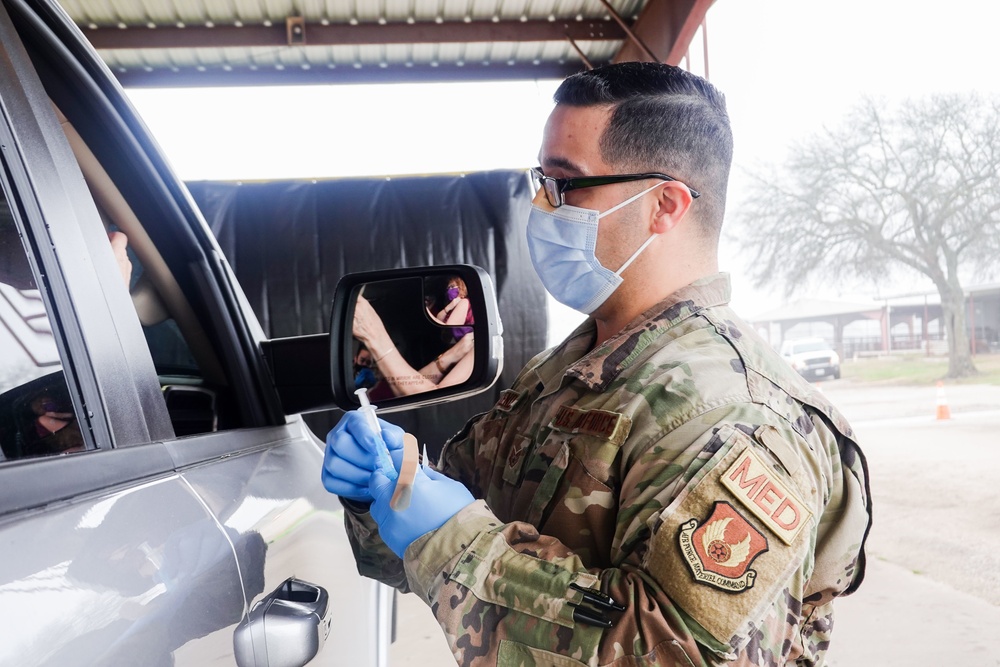 Texas Military Members work vaccination site in Washington County